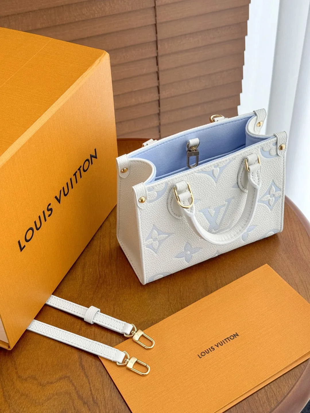 Designer Tote Bag - LOV - 6975