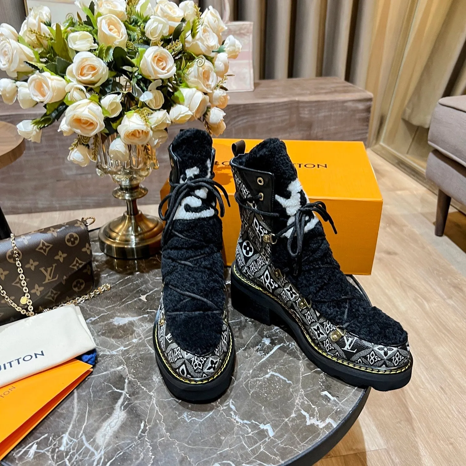 High Quality  LUV BOOTS 044
