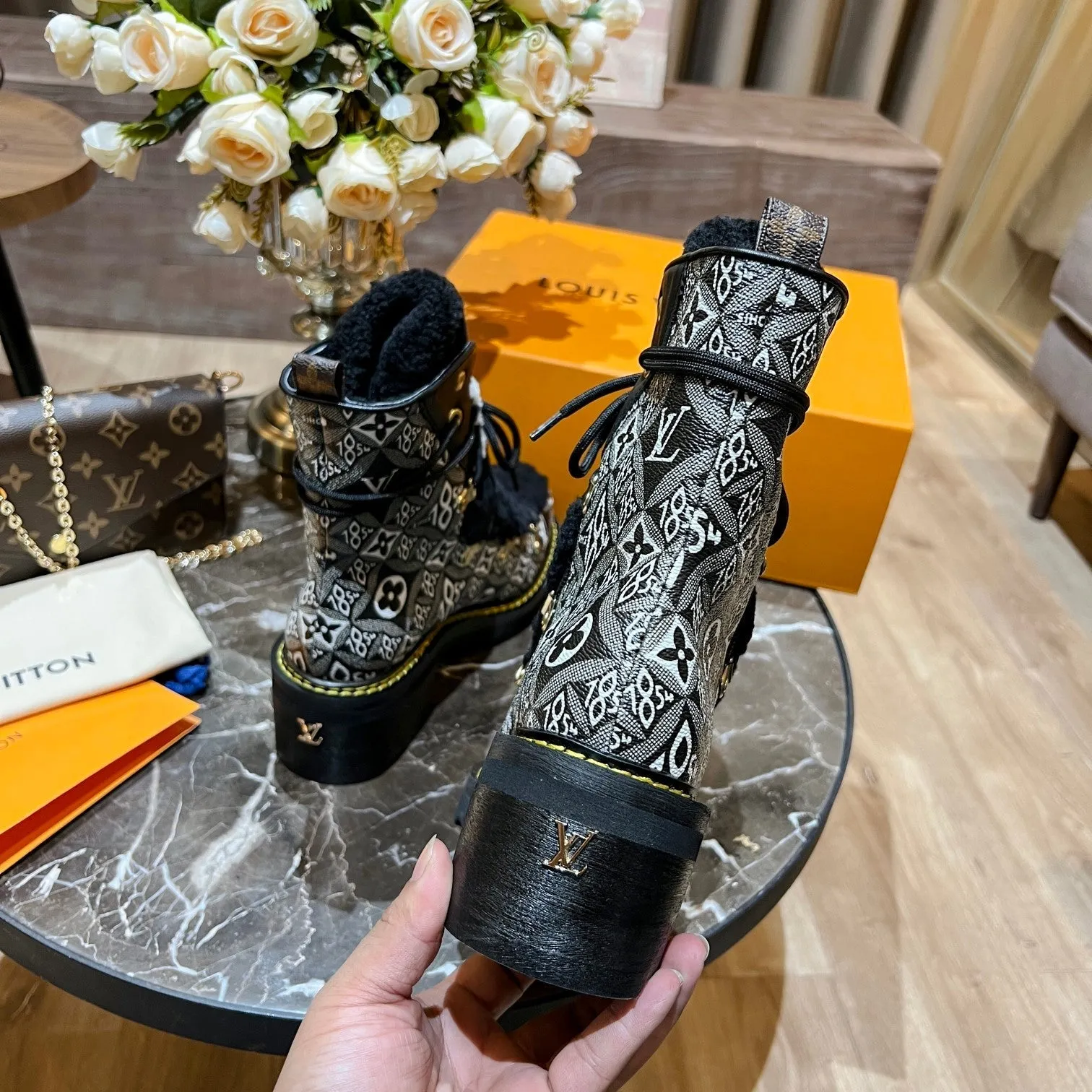 High Quality  LUV BOOTS 044