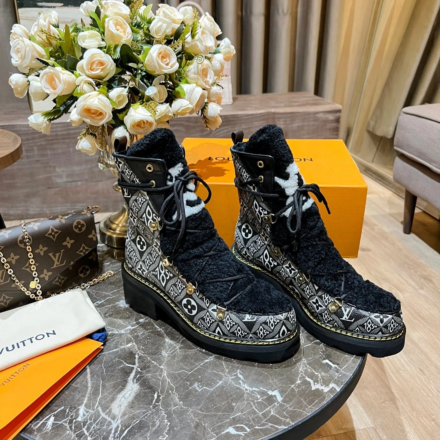 High Quality  LUV BOOTS 044