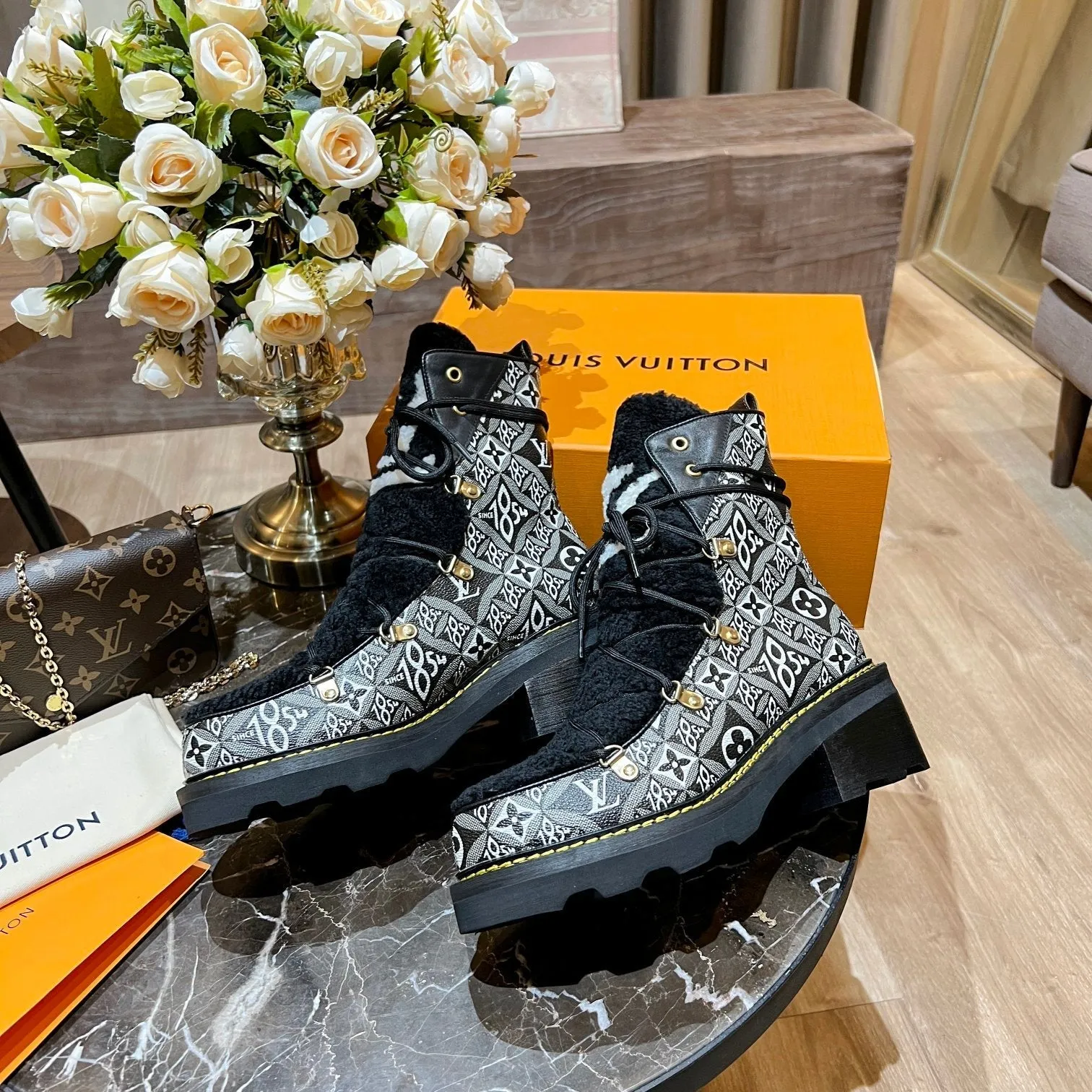 High Quality  LUV BOOTS 044