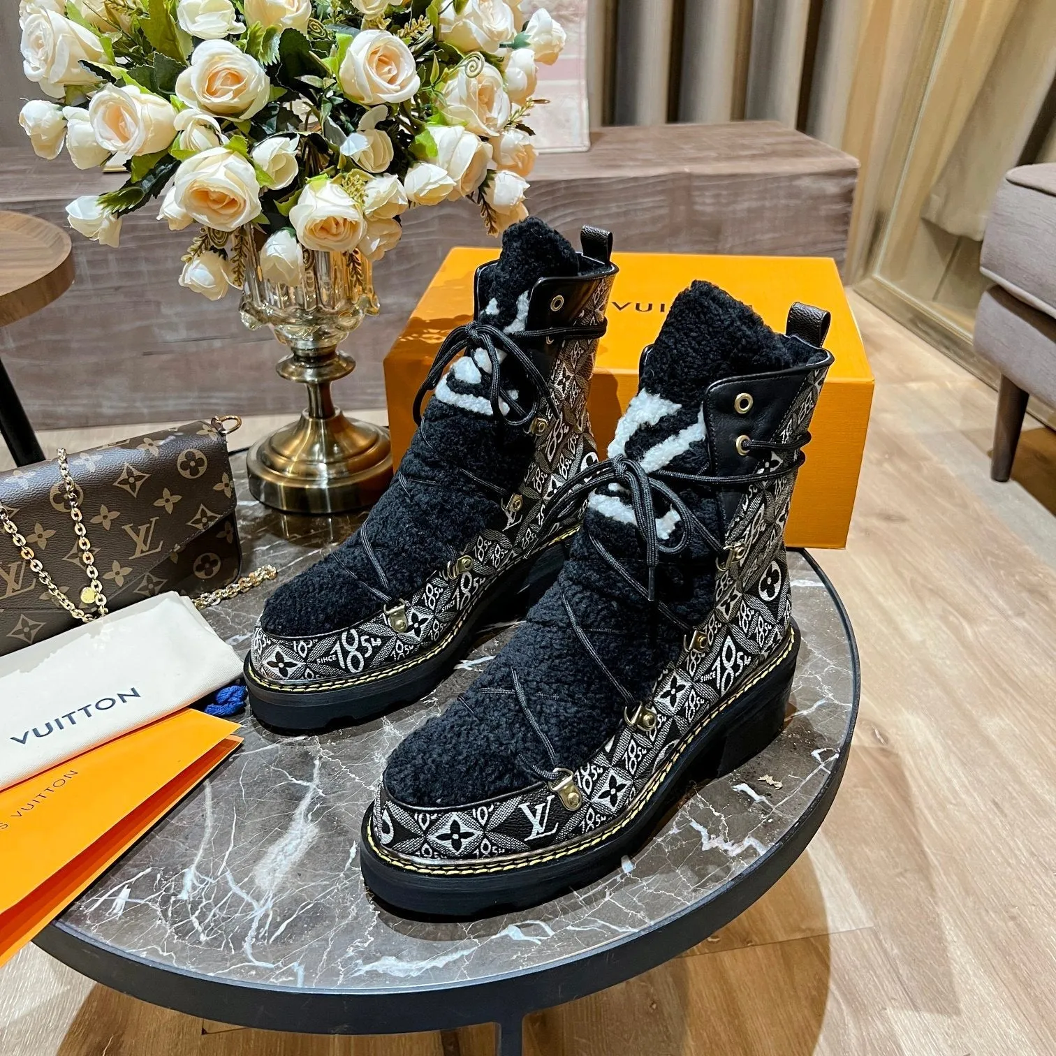 High Quality  LUV BOOTS 044