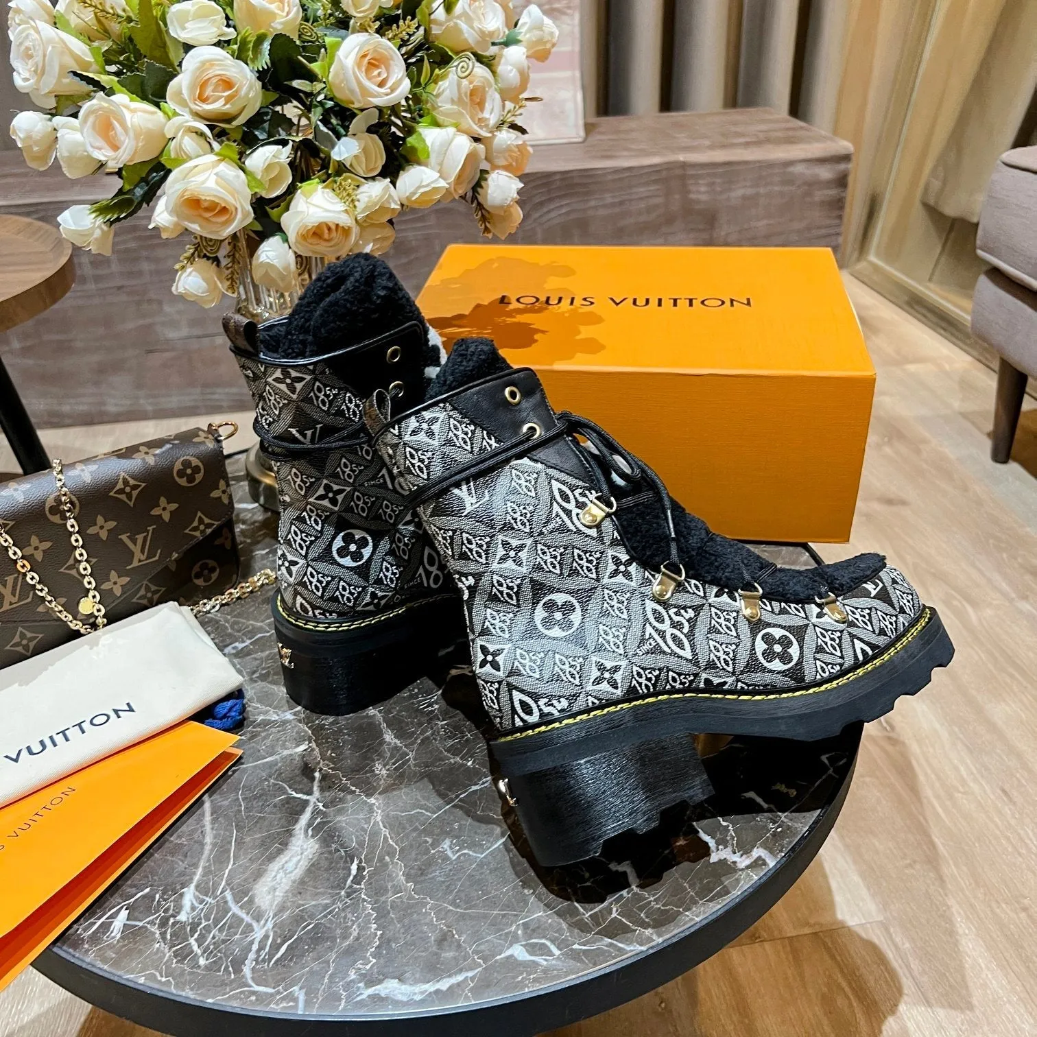High Quality  LUV BOOTS 044