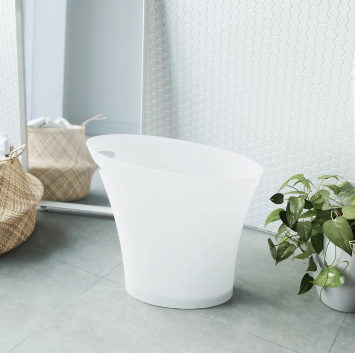 Umbra Skinny Trash Can – Metallic White – 2.4 Gallon